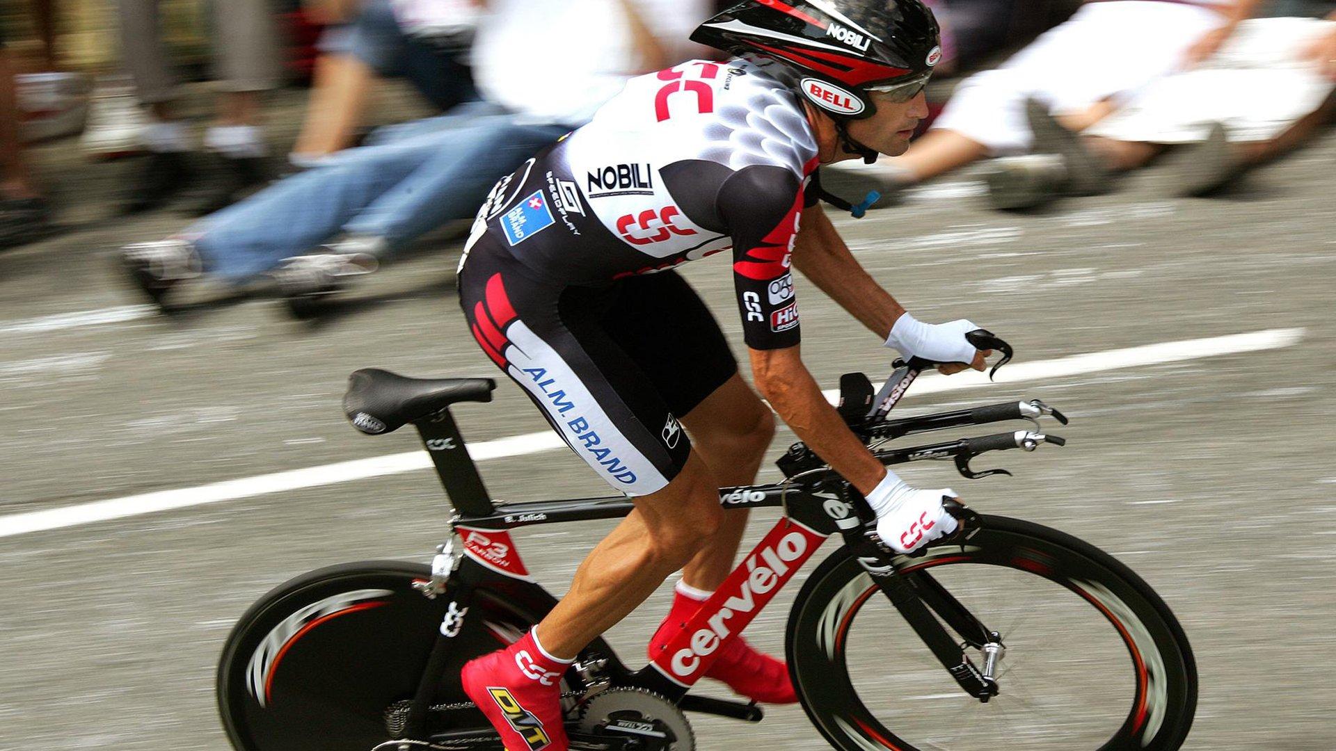 国际帆船赛激战正酣,顶尖选手逐浪争锋