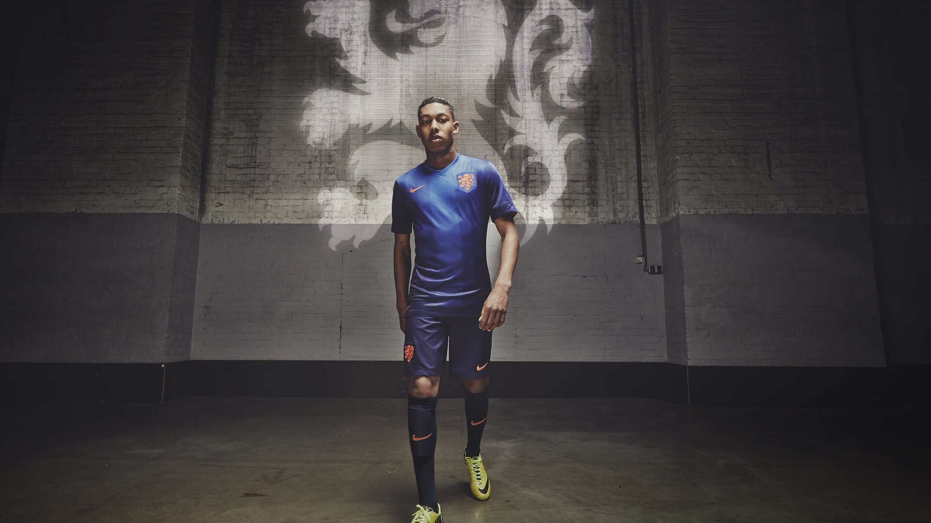 姆巴佩帽子戏法助巴黎圣日耳曼大胜里昂，法甲争冠悬念再起